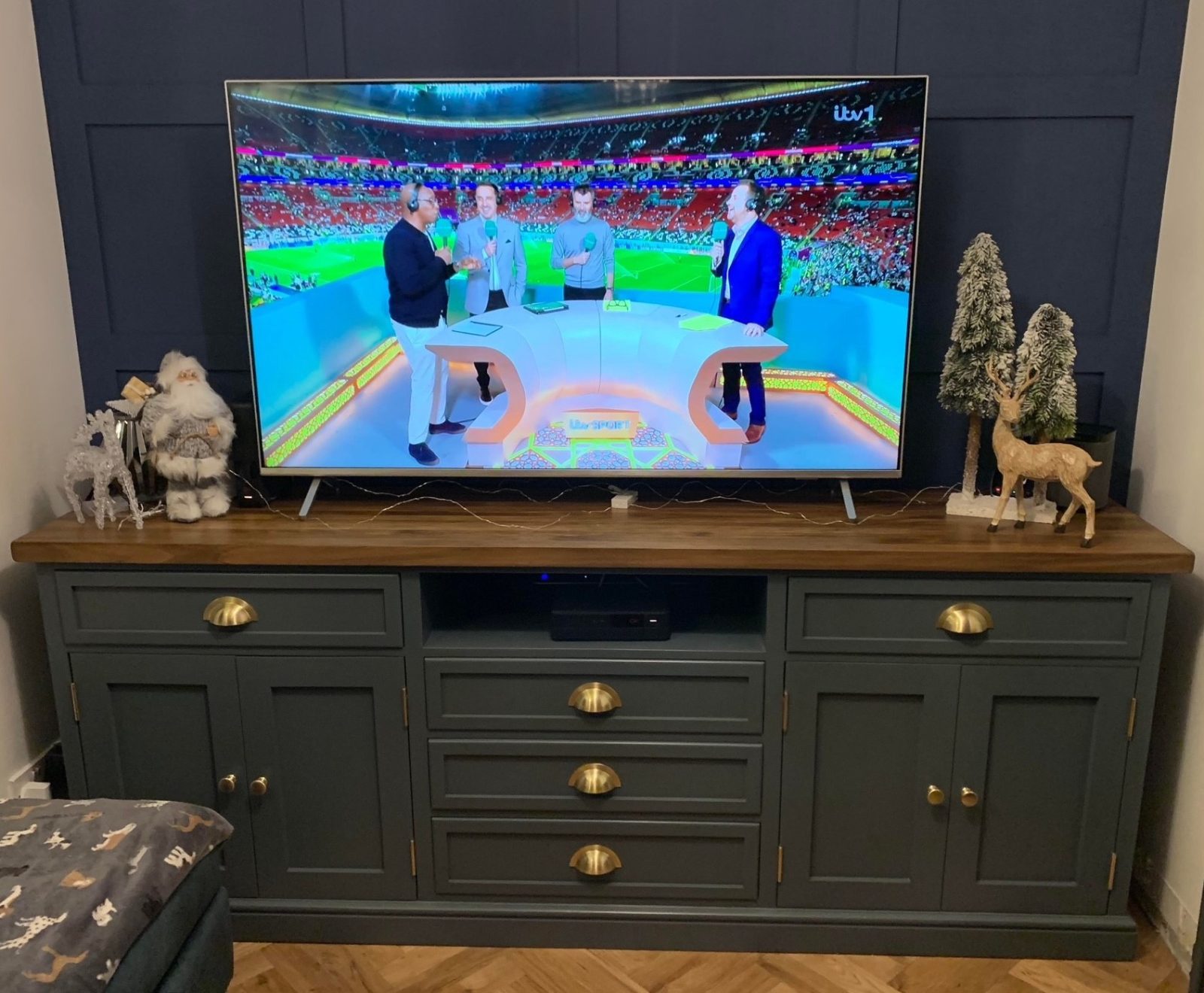 7ft classic tv stand 1